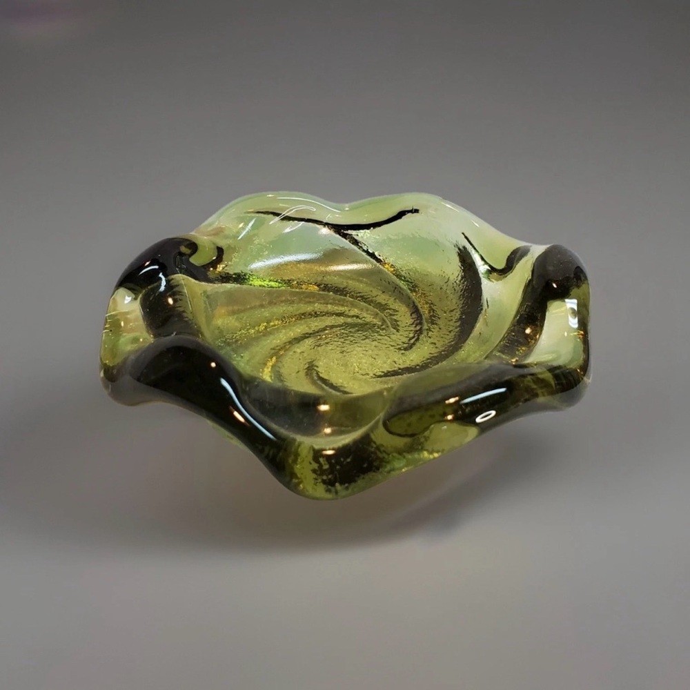 Vtg Fenton Avocado Green Swirl Glass Ashtray Textured MCM Man Cave UV Reactive